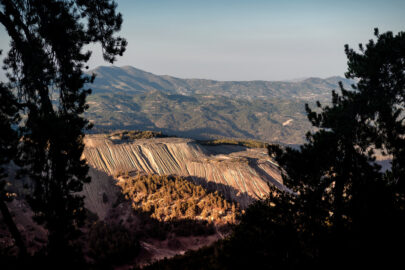 Amiantos asbestos mine, view from Persephone trail - 9251.pics