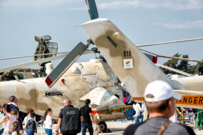 People at the aviation airshow exhibition area - 9251.pics