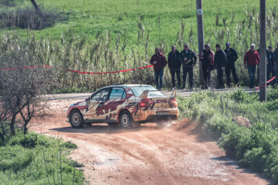 Racing car enters steep turn of race course during the East Safari Rally 2019 - 9251.pics