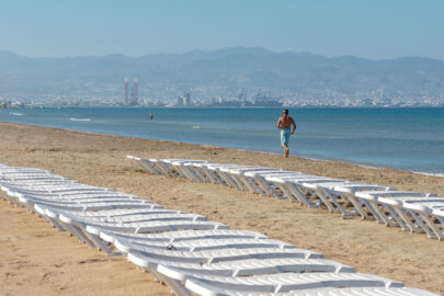 Man exercising on the empty beach - 9251.pics