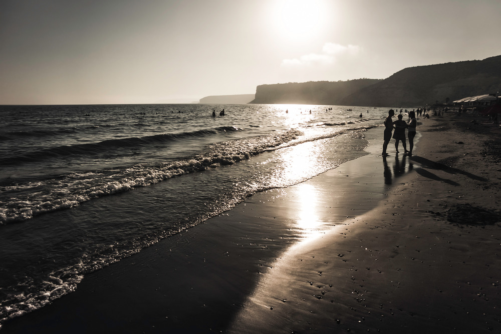 People silhouettes at the beach. Kourion - 9251.pics