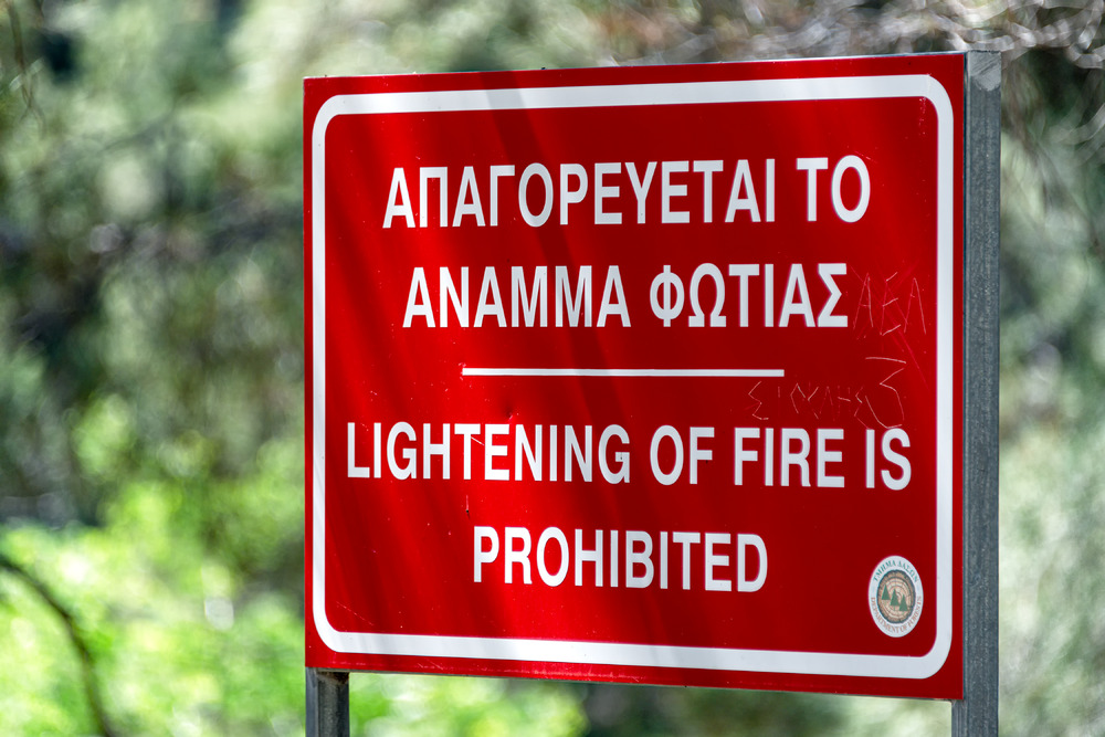 ‘Lightning of fire is prohibited’ sign - 9251.pics