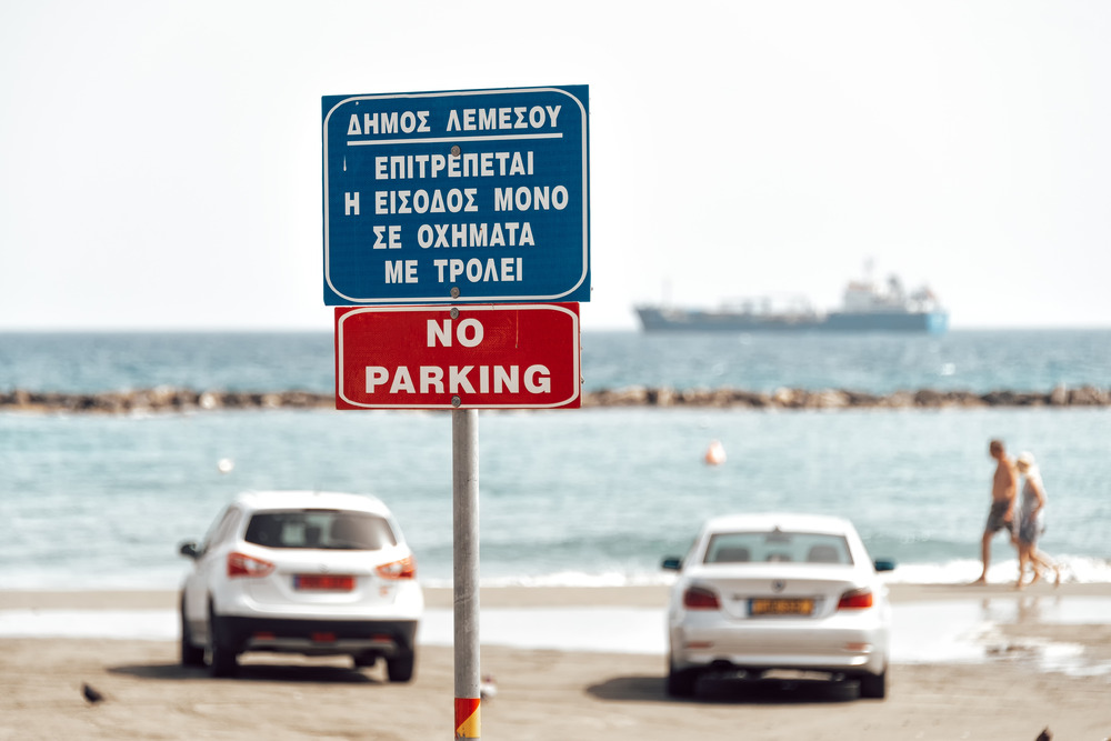 ‘No parking’ sign at the beach - 9251.pics