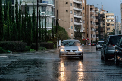 Car passes a flooded street - 9251.pics