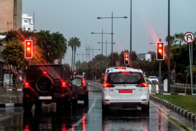 Cars at traffic lights in the rain - 9251.pics