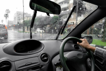 Driving a car in rainy weather - 9251.pics