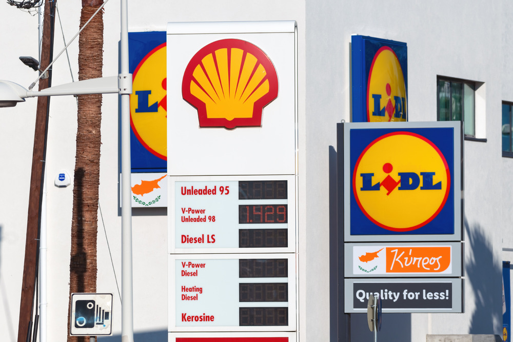 LIDL Cyprus and Shell company signs - 9251.pics