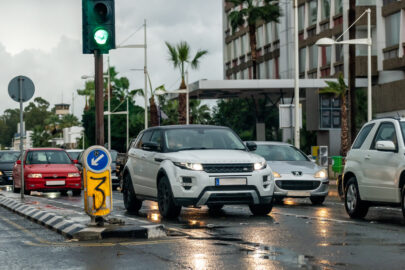 Road traffic on a rainy day - 9251.pics